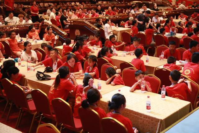 “山里孩子看古都”丨他們?cè)谔茦?lè)宮 舍不得吃牛排 要留到最后慢